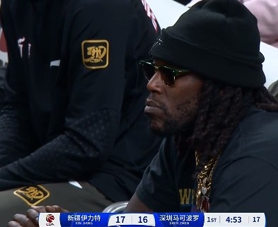 哦呦？你來了！新疆新外援哈雷爾場邊觀戰(zhàn)新疆主場vs深圳的比賽