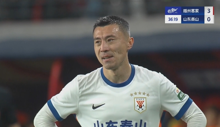 34分鐘0-3落后！36歲鄭錚苦笑36歲大雷沮喪 替補席黃政宇神態(tài)輕松