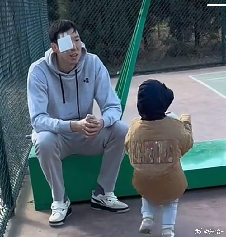 顧家好男人！記者曬出周琦手術后回歸家庭帶娃照片