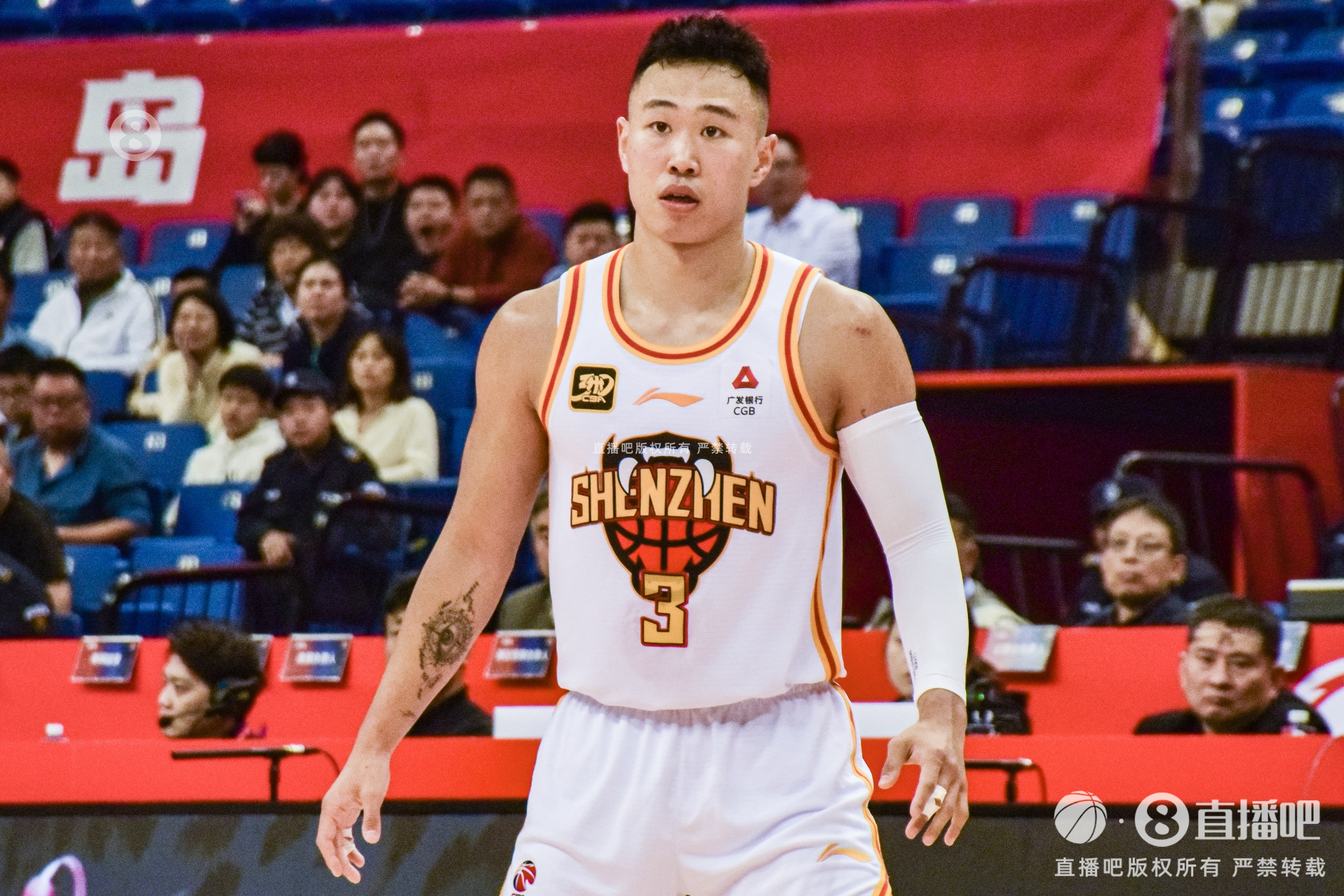攻防俱佳！賀希寧17中8&三分7中3拿到19分 貢獻(xiàn)4次搶斷