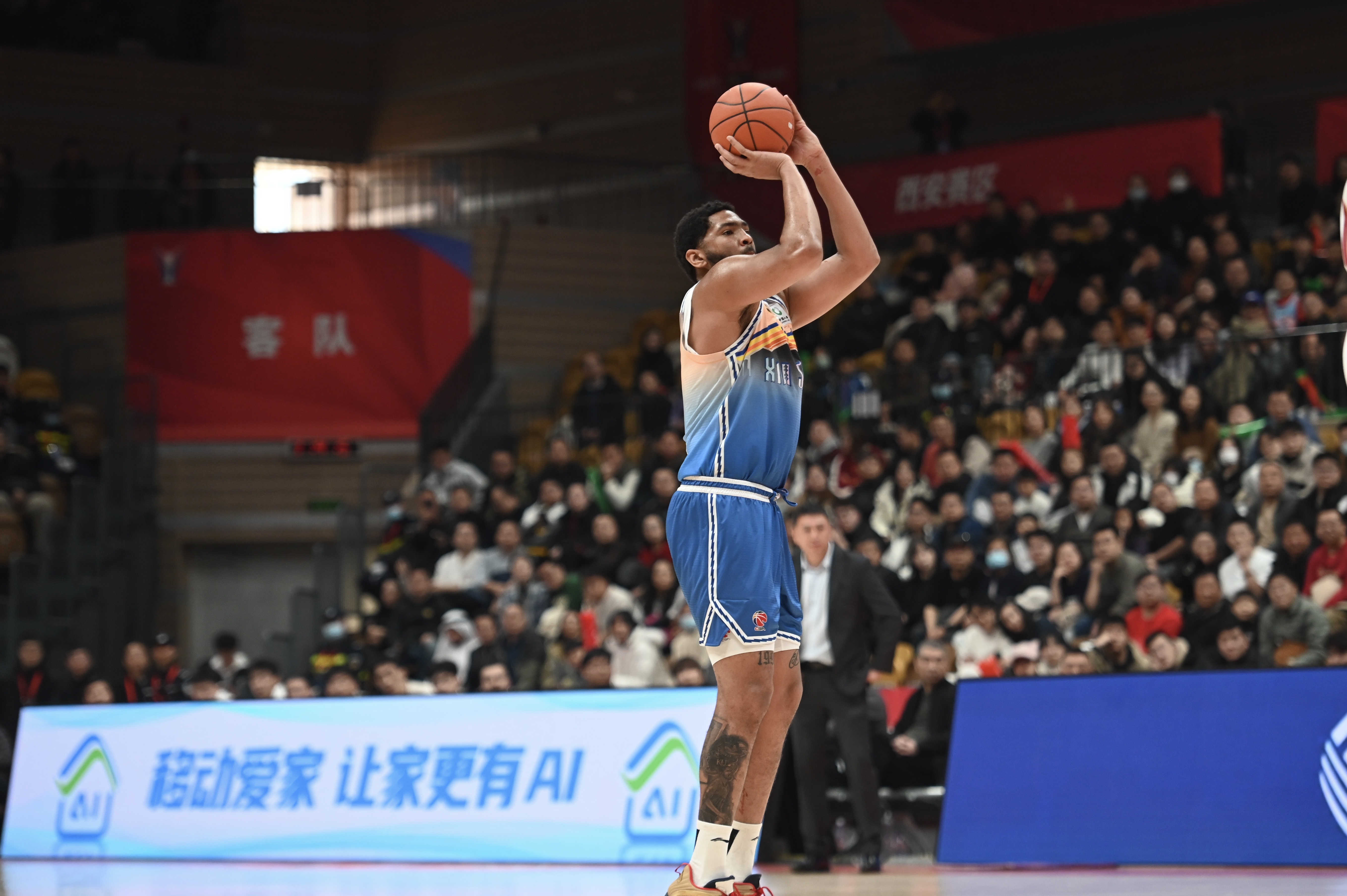 率先發(fā)力！新疆外援勞森首節(jié)7中5拿到11分 三分2中1