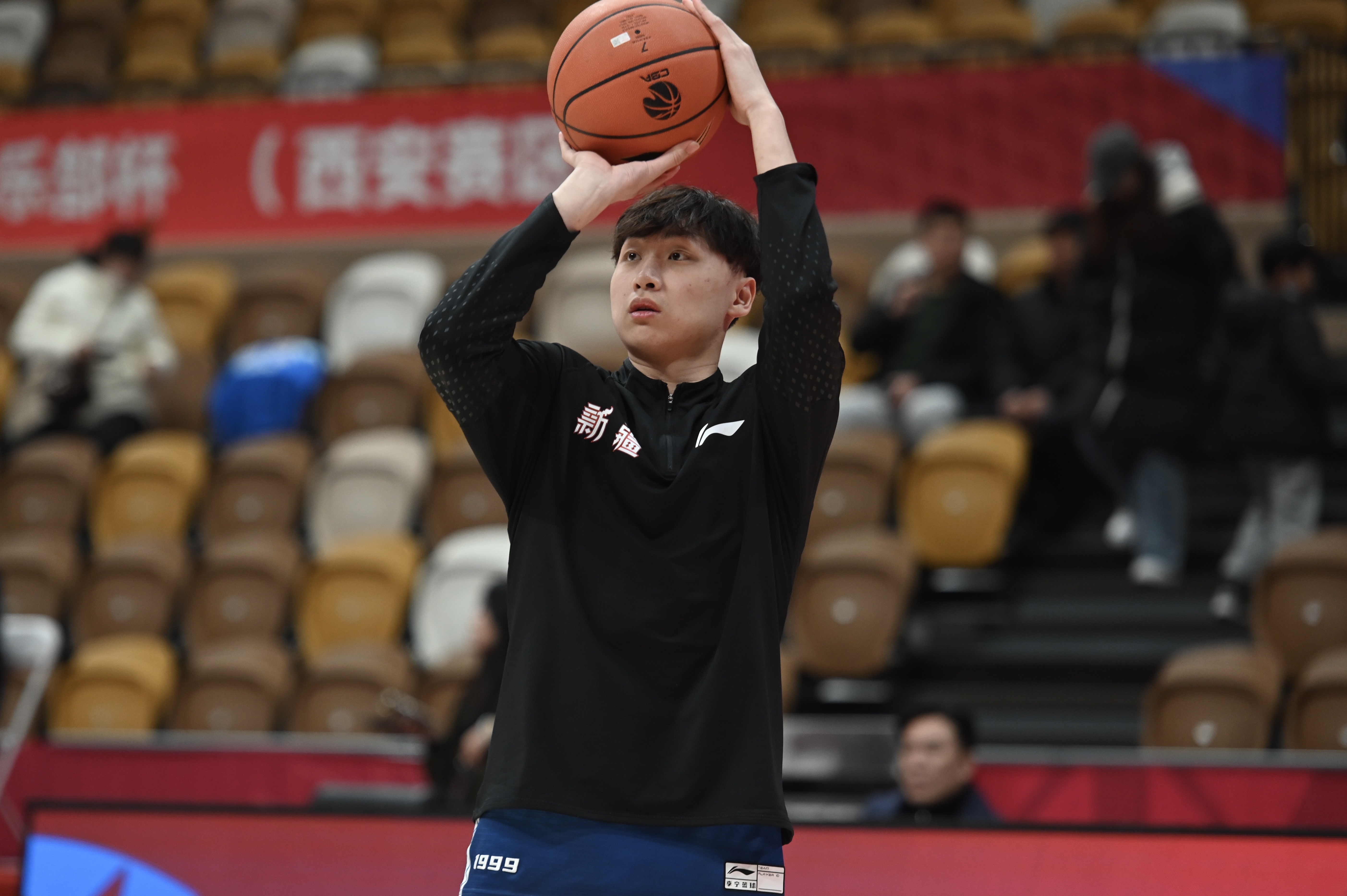 高效替補(bǔ)！齊麟7投4中&三分4中2 得到11分2板1帽